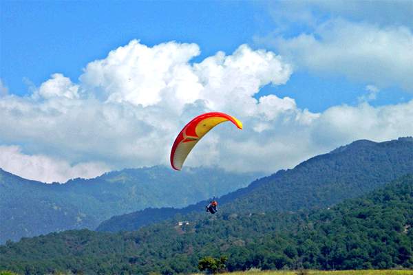 Para gliding in Bir Billing, Himachal Pradesh