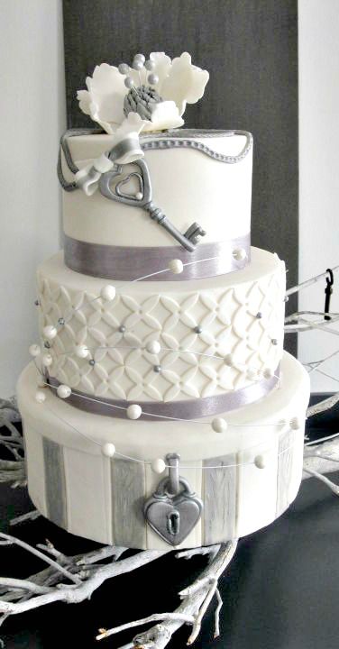 Love.locks and key wedding cake