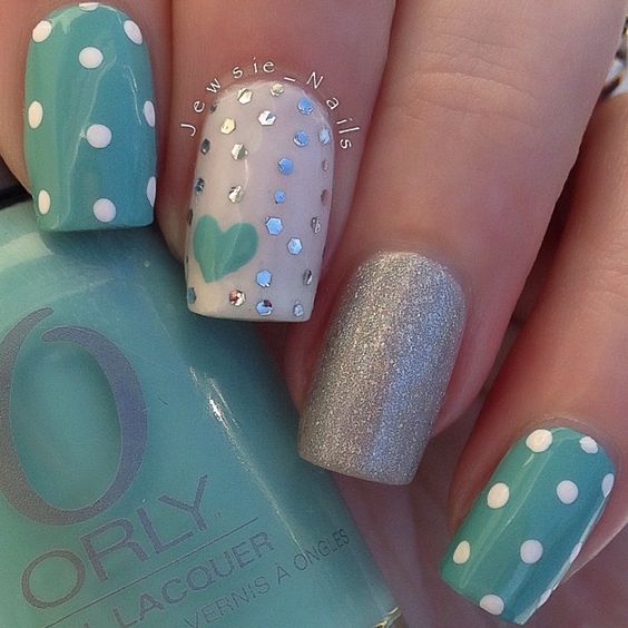 Lovely nail art on turquoise base