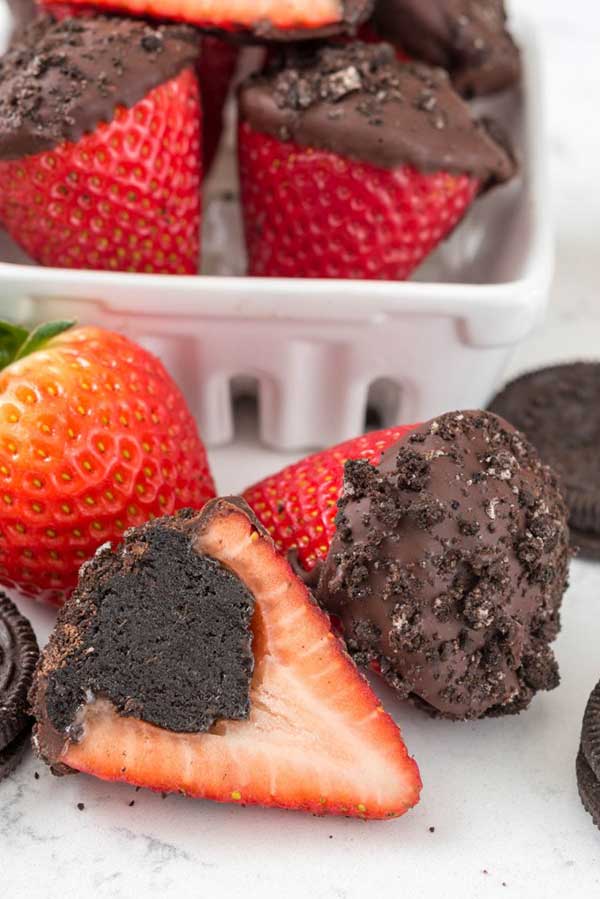 Oreo-Truffle-Dipped-Strawberries