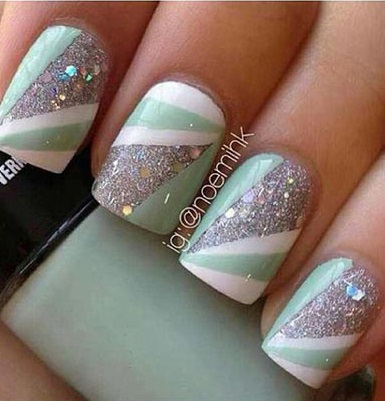 Diverging strip nail design