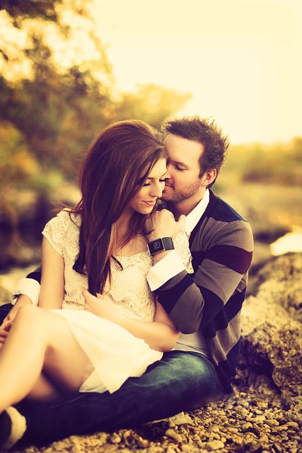 15 Adorable Couple Poses To Inspire Your Engagement Photo Shoot