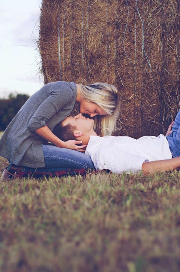 15 Adorable Couple Poses To Inspire Your Engagement Photo Shoot