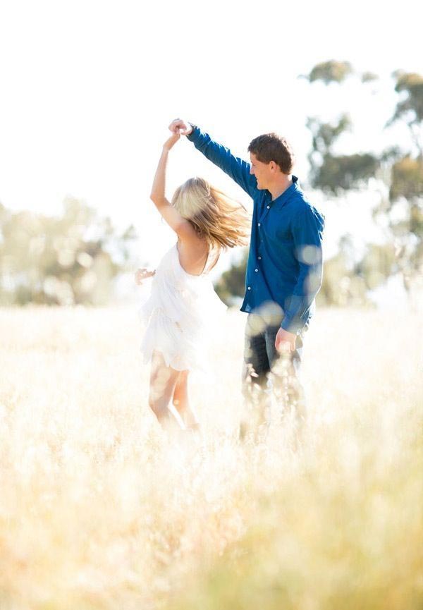 15 Adorable Couple  Poses To Inspire Your Engagement Photo 