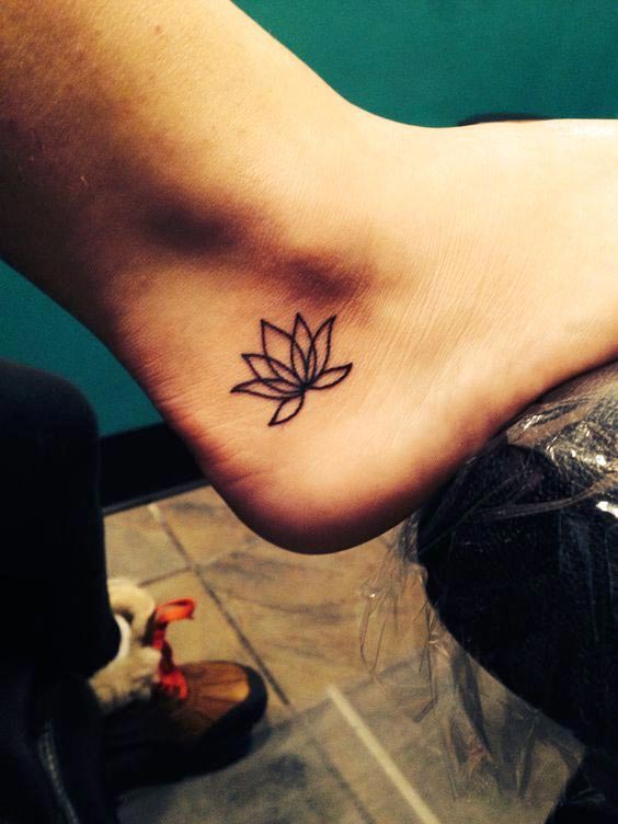 Little lotus on the side of foot
