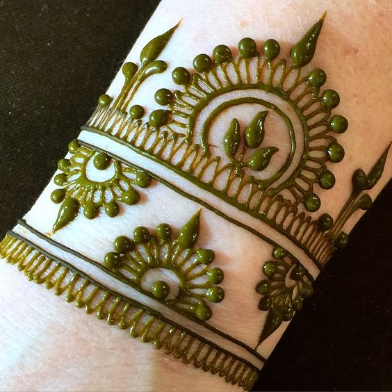 pretty design on hand Henna wrist cuff 4