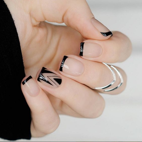 Minimalist nailart in black paint