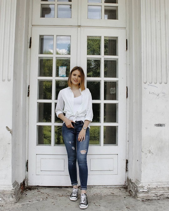 Front knot white shirt