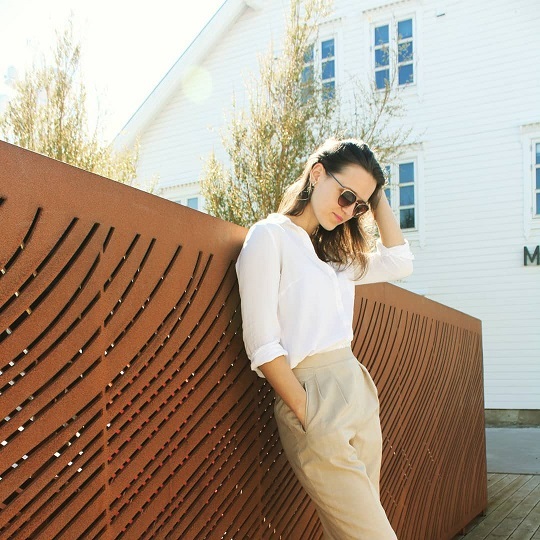 High waist pant with a white shirt