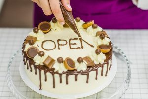 How To Write On a Cake