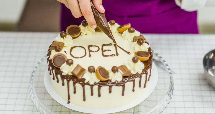 How To Write On a Cake