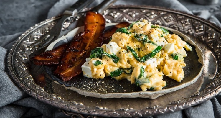 A Cholesterol-Low Recipe of Cinnamon-Maple overnight Oats with Spinach-Feta Scramble & Currants