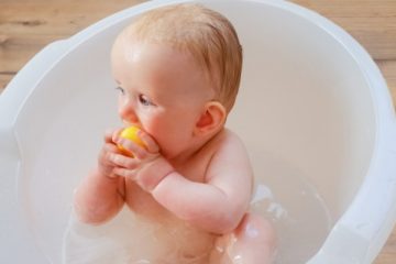 10 Simple & Useful Tips to Bathe a Newborn Baby