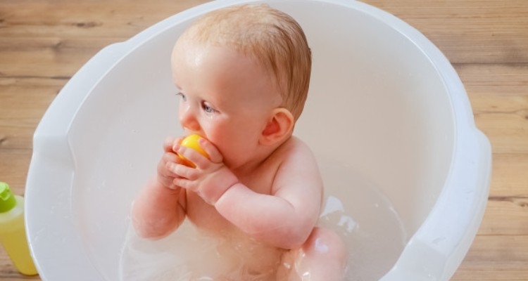 10 Simple & Useful Tips to Bathe a Newborn Baby