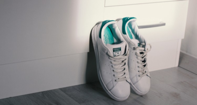 Top 6 Best Outfits to Pair with Your Sneakers - Blog