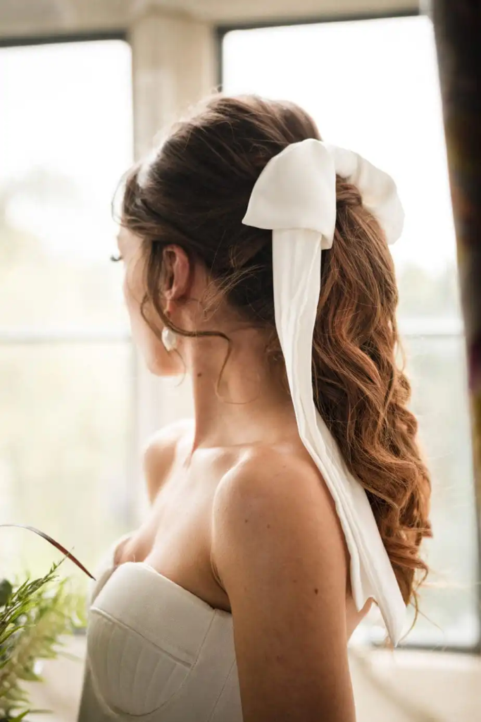 Youthful vintage charm: The vintage ponytail, a timeless hairstyle with a touch of youthfulness.