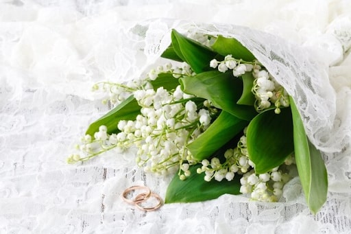 Calla lilies wedding bouquet - sleek, sophisticated elegance for a modern touch.