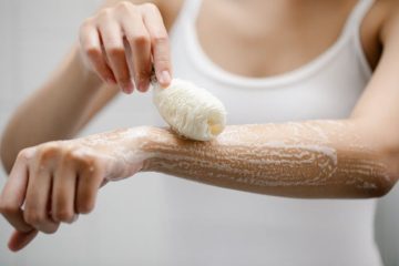 A woman uses cortisone-free body wash, exploring its effectiveness in treating various skin conditions