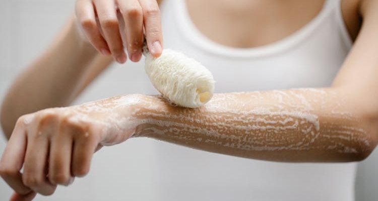 A woman uses cortisone-free body wash, exploring its effectiveness in treating various skin conditions