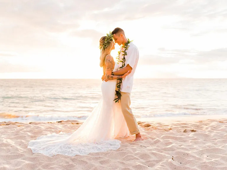 Dream wedding venues: A Hawaii wedding: Exchanging vows amidst palm trees, sandy beaches, and azure waters