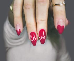 Trendy art on nails.